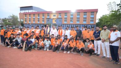देवास की सतपुड़ा एकेडमी के समर कैंप में प्रतिभागियों के साथ अतिथि।