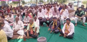 भमोरी के श्री गजासिन सार्वजनिक शनि मंदिर में कथा सुनते श्रद्धालु।