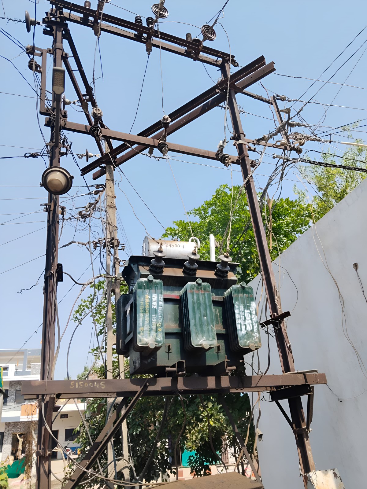 सिरोल्या मुख्य बाजार में जला विद्युत ट्रांसफार्मर