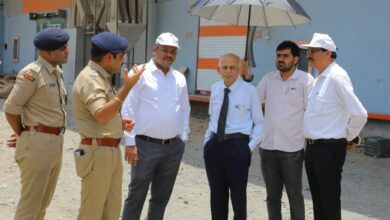टोंककला पटाखा फैक्ट्री विस्फोट मामले में घटनास्थल का निरीक्षण करते सेवानिवृत्त न्यायमूर्ति सुभाष काकड़े।