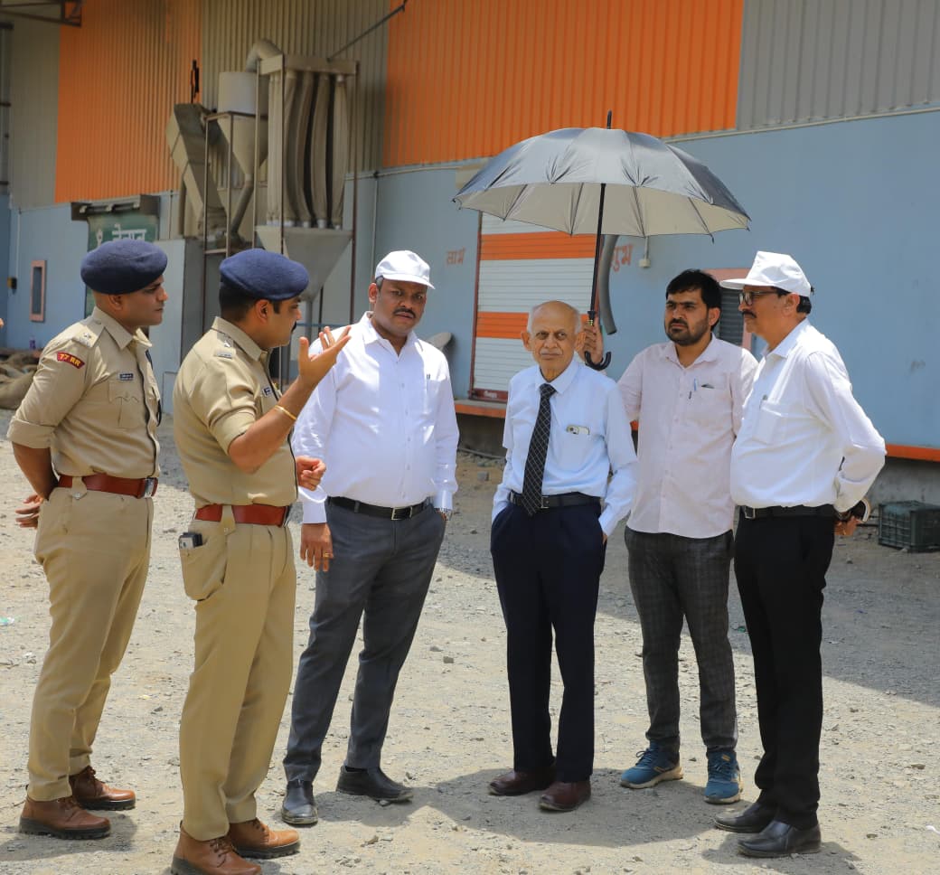 टोंककला पटाखा फैक्ट्री विस्फोट मामले में घटनास्थल का निरीक्षण करते सेवानिवृत्त न्यायमूर्ति सुभाष काकड़े।