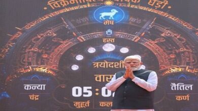 प्रधानमंत्री नरेंद्र मोदी काशी विश्वनाथ धाम में विक्रमादित्य वैदिक घड़ी का अवलोकन करते हुए
