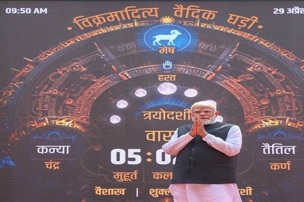 प्रधानमंत्री नरेंद्र मोदी काशी विश्वनाथ धाम में विक्रमादित्य वैदिक घड़ी का अवलोकन करते हुए
