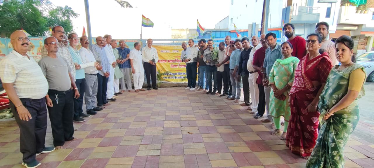 देवास में जैन समाज द्वारा पौधारोपण।