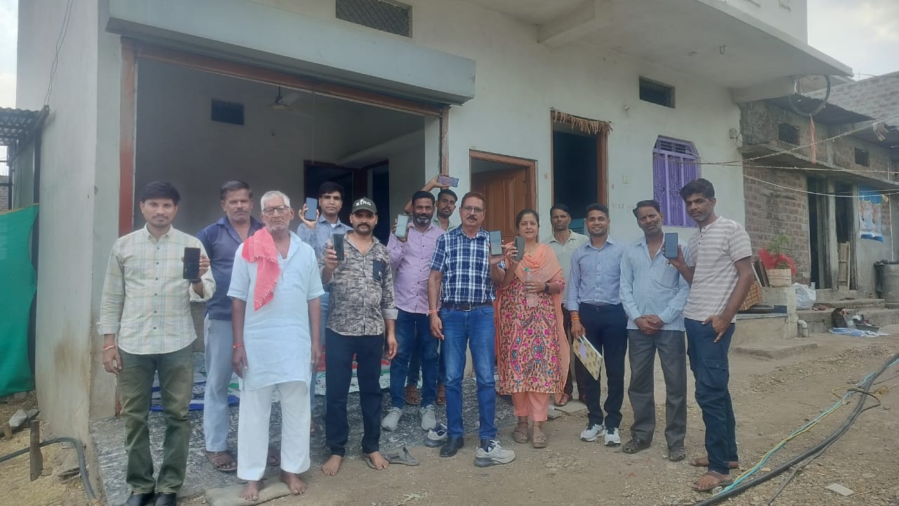 बेहरी में आयोजित पशुपालक संगोष्ठी में किसानों को 'गोरस मोबाइल एप' एवं डेयरी योजनाओं की जानकारी देते पशुपालन विभाग के अधिकारी।
