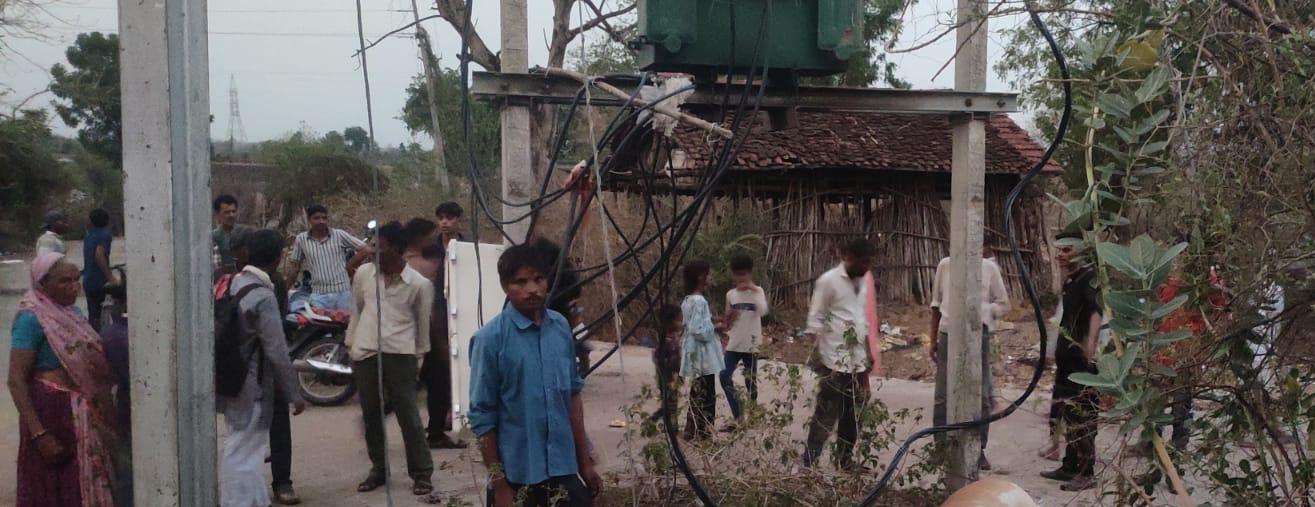 पुंजापुरा के किशनगढ़ में एकत्रित ग्रामीण