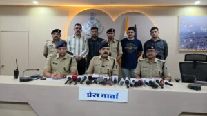 एसपी देवास पुनीत गेहलोत प्रेसवार्ता में घटना की जानकारी देते हुए।