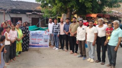 देवास के समीप गांव राजोदा में जल संरक्षण की शपथ लेते हुए ग्रामीण।