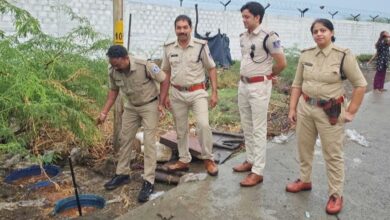 देवास में आबकारी विभाग का दल अवैध शराब के विरुद्ध कार्रवाई करता हुआ।