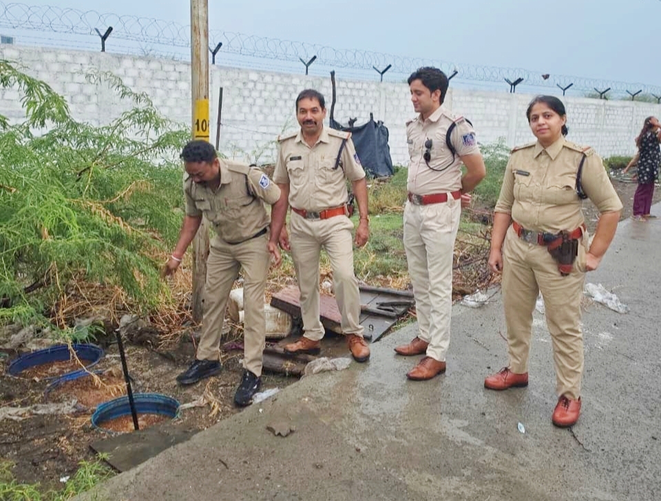 देवास में आबकारी विभाग का दल अवैध शराब के विरुद्ध कार्रवाई करता हुआ।