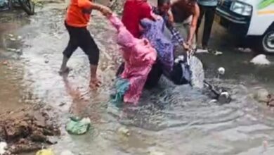 बारिश के पानी से भरे नाले में दो बालिकाएं स्कूटर सहित गिर गईं। मौके पर मौजूद लोगों की तत्परता से दोनों को सुरक्षित बाहर निकाल लिया गया।