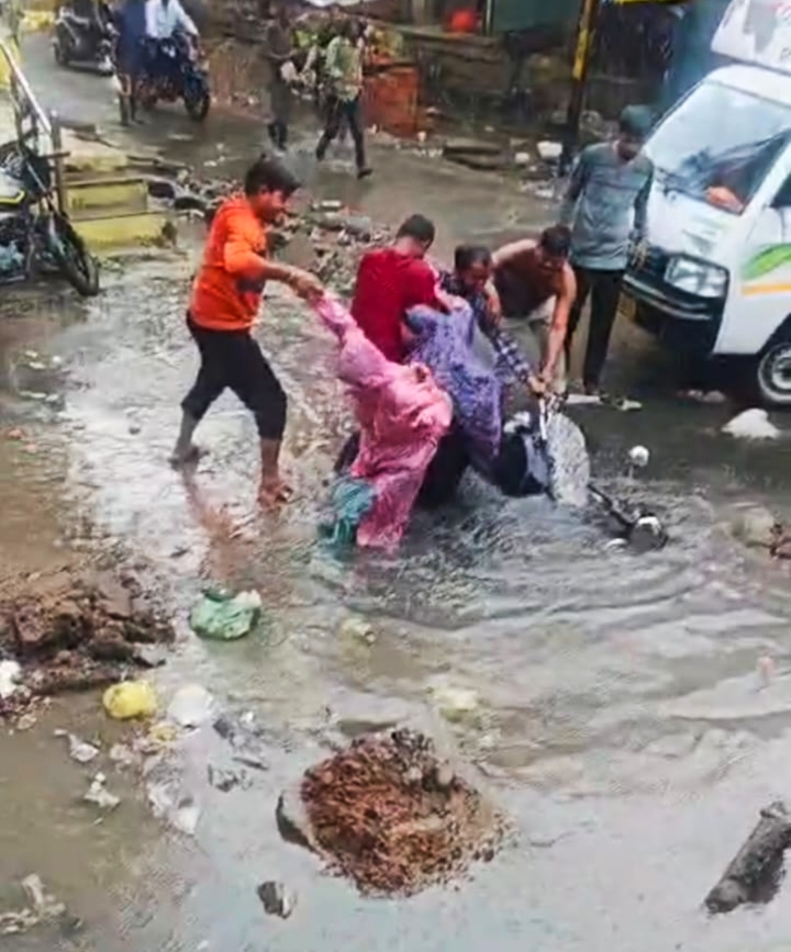 बारिश के पानी से भरे नाले में दो बालिकाएं स्कूटर सहित गिर गईं। मौके पर मौजूद लोगों की तत्परता से दोनों को सुरक्षित बाहर निकाल लिया गया।