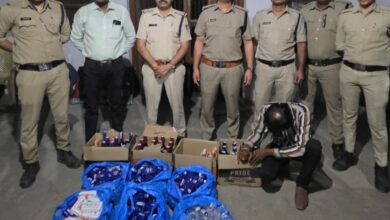 देवास में आबकारी विभाग द्वारा जब्त की गई अवैध शराब के साथ आरोपी।