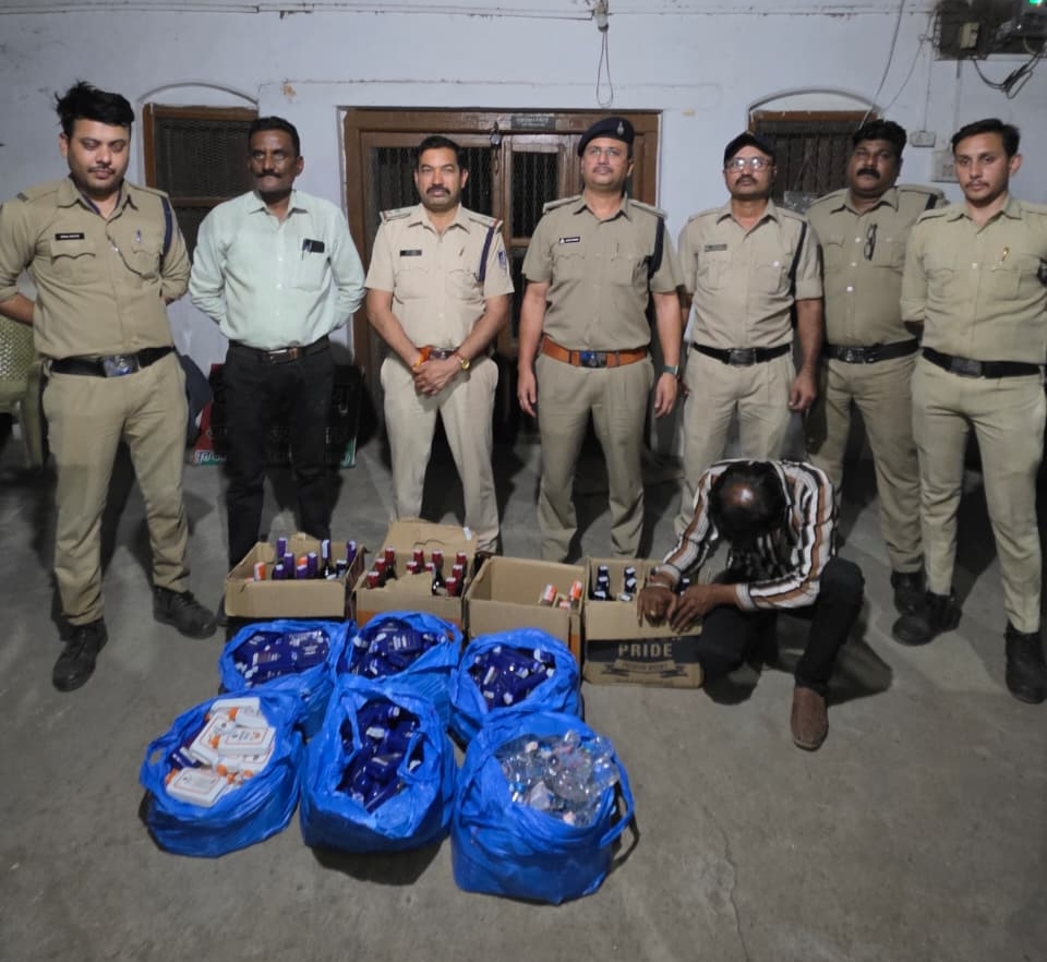 देवास में आबकारी विभाग द्वारा जब्त की गई अवैध शराब के साथ आरोपी।