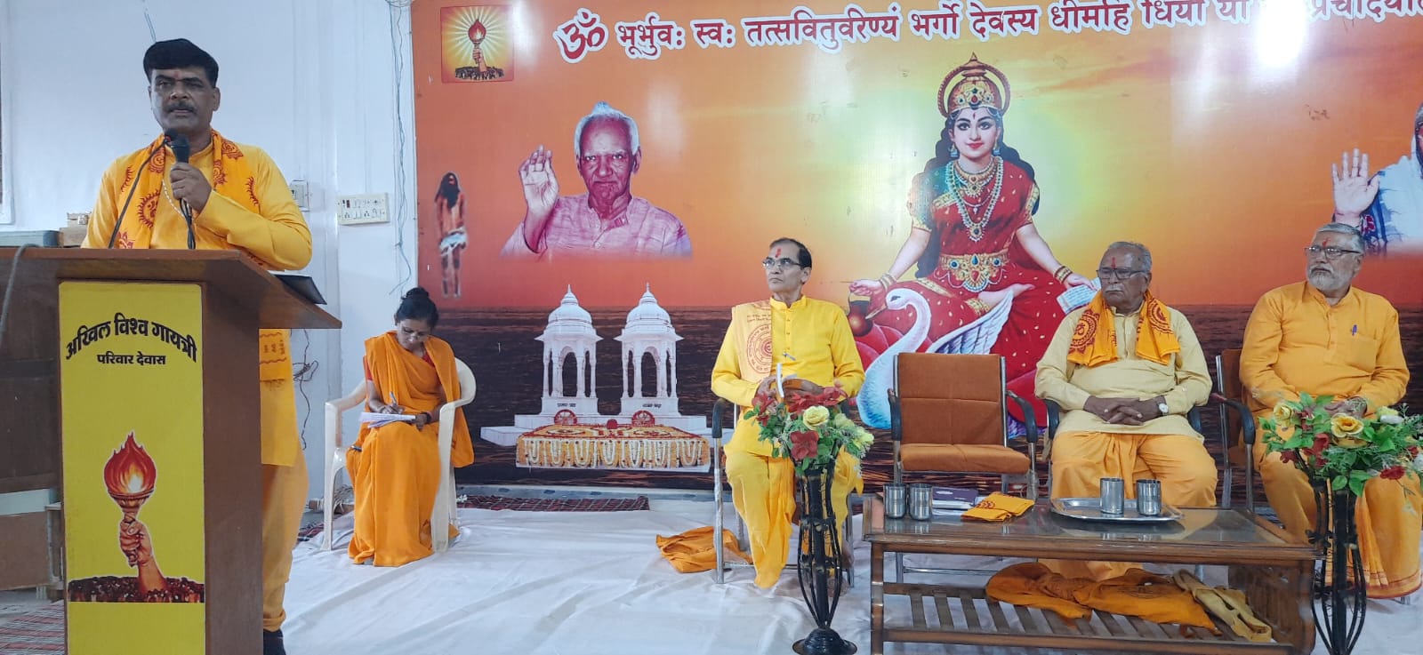 गायत्री शक्तिपीठ साकेत नगर देवास पर इंदौर उपजोन प्रभारी महेश केवट के मार्गदर्शन में जिला स्तरीय शताब्दी संकल्प कार्यशाला हुई