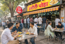 होटल के बाहर बैठकर पोहा खाते लोग और नाश्ते के लिए लगी भीड़