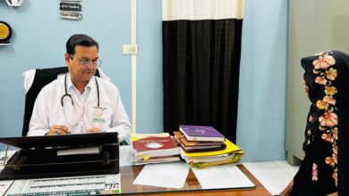 रजोनिवृत्ति के बारे में जानकारी देते हुए डॉ. योगेन्द्रसिंह भदौरिया