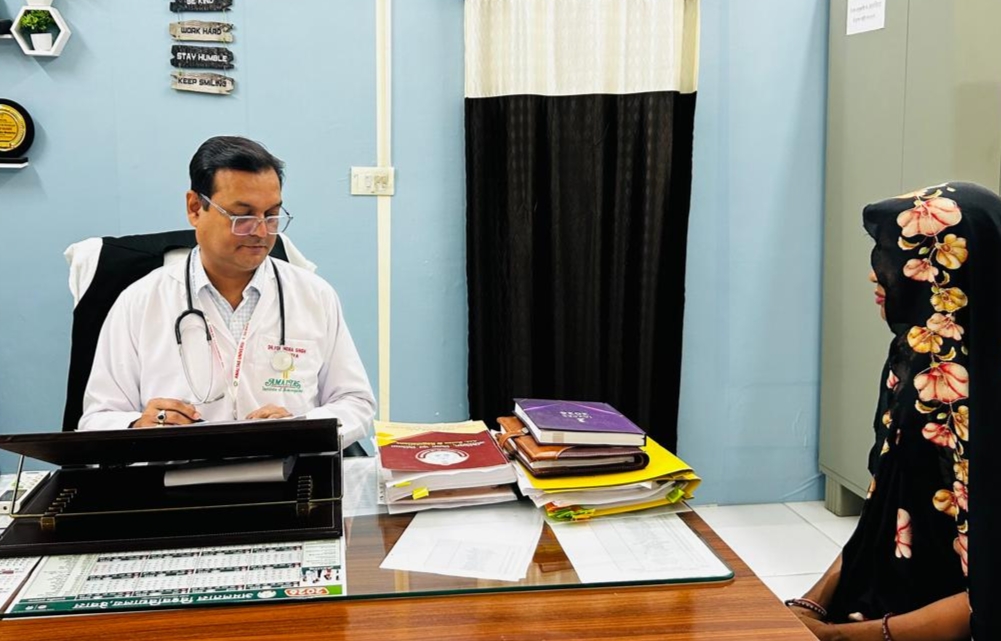 रजोनिवृत्ति के बारे में जानकारी देते हुए डॉ. योगेन्द्रसिंह भदौरिया