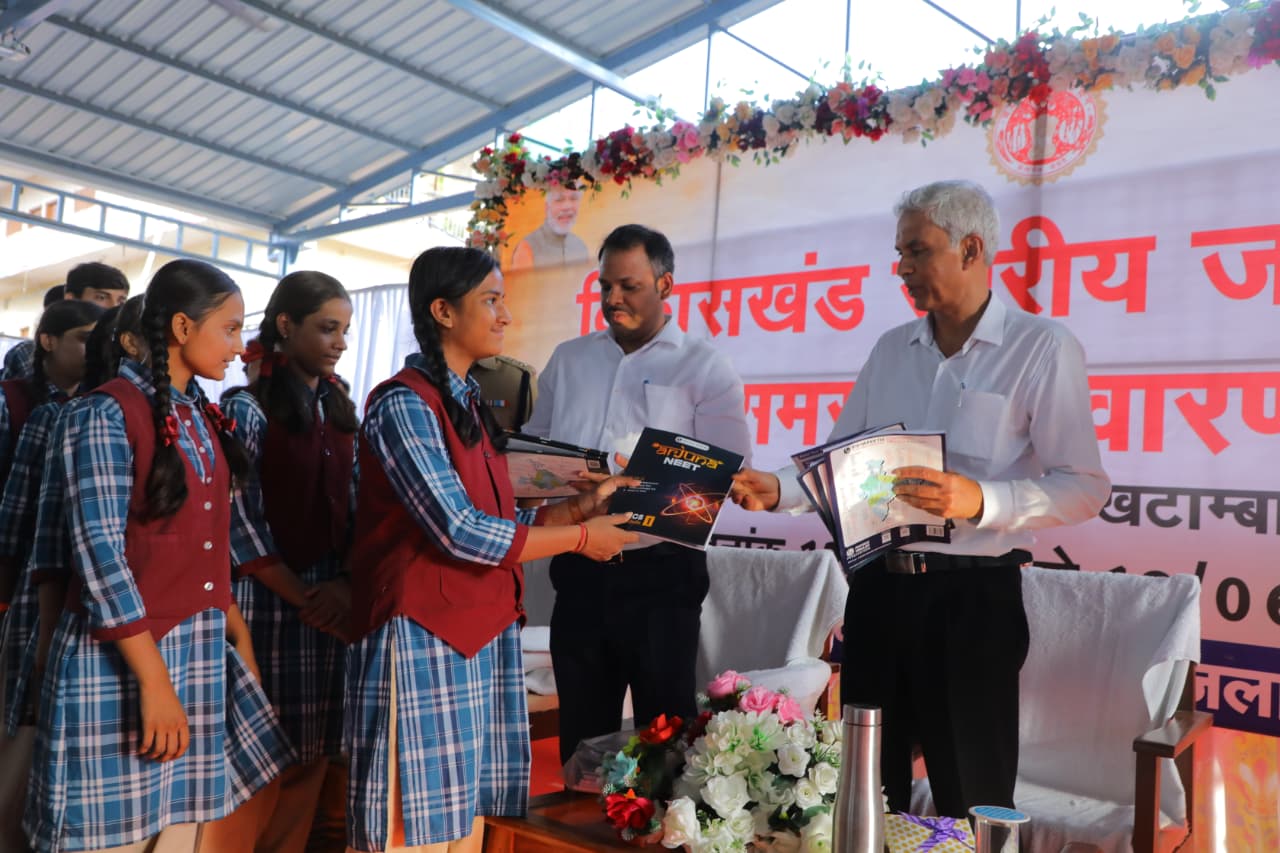 देवास में जिला मेधावी छात्र नीट-जेईई स्पॉन्सरशिप स्कीम के शुभारंभ अवसर पर मुख्य सचिव अनुराग जैन