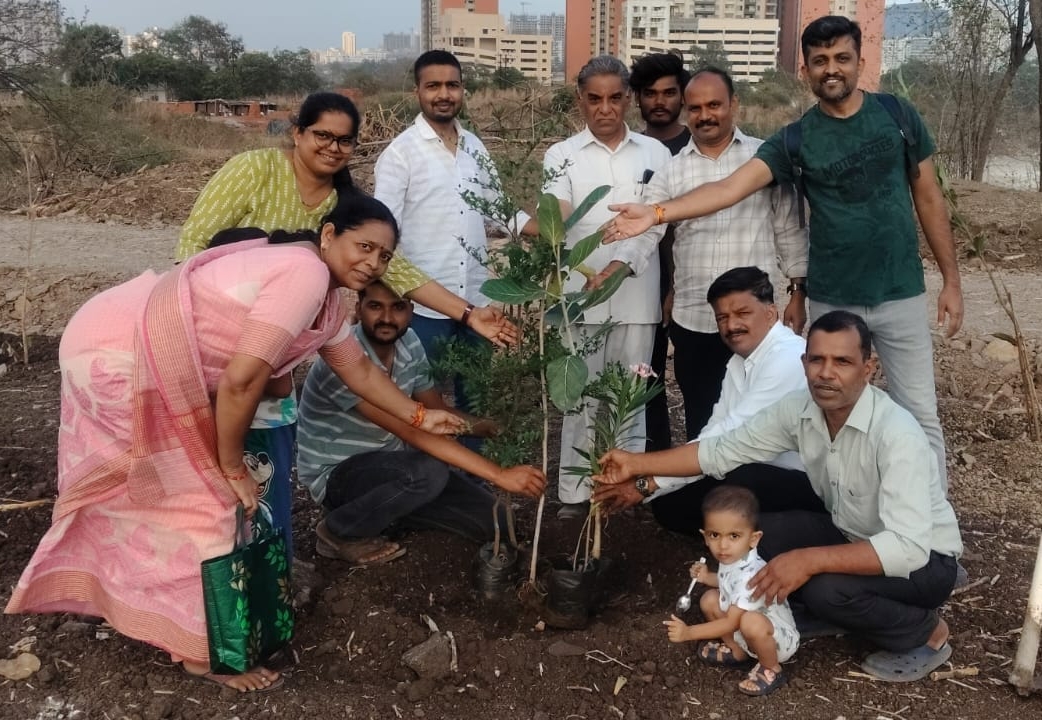 ऑक्सीजन पार्क पुणे में आयोजित पौधारोपण कार्यक्रम में पौधे लगाते पर्यावरण प्रेमी।
