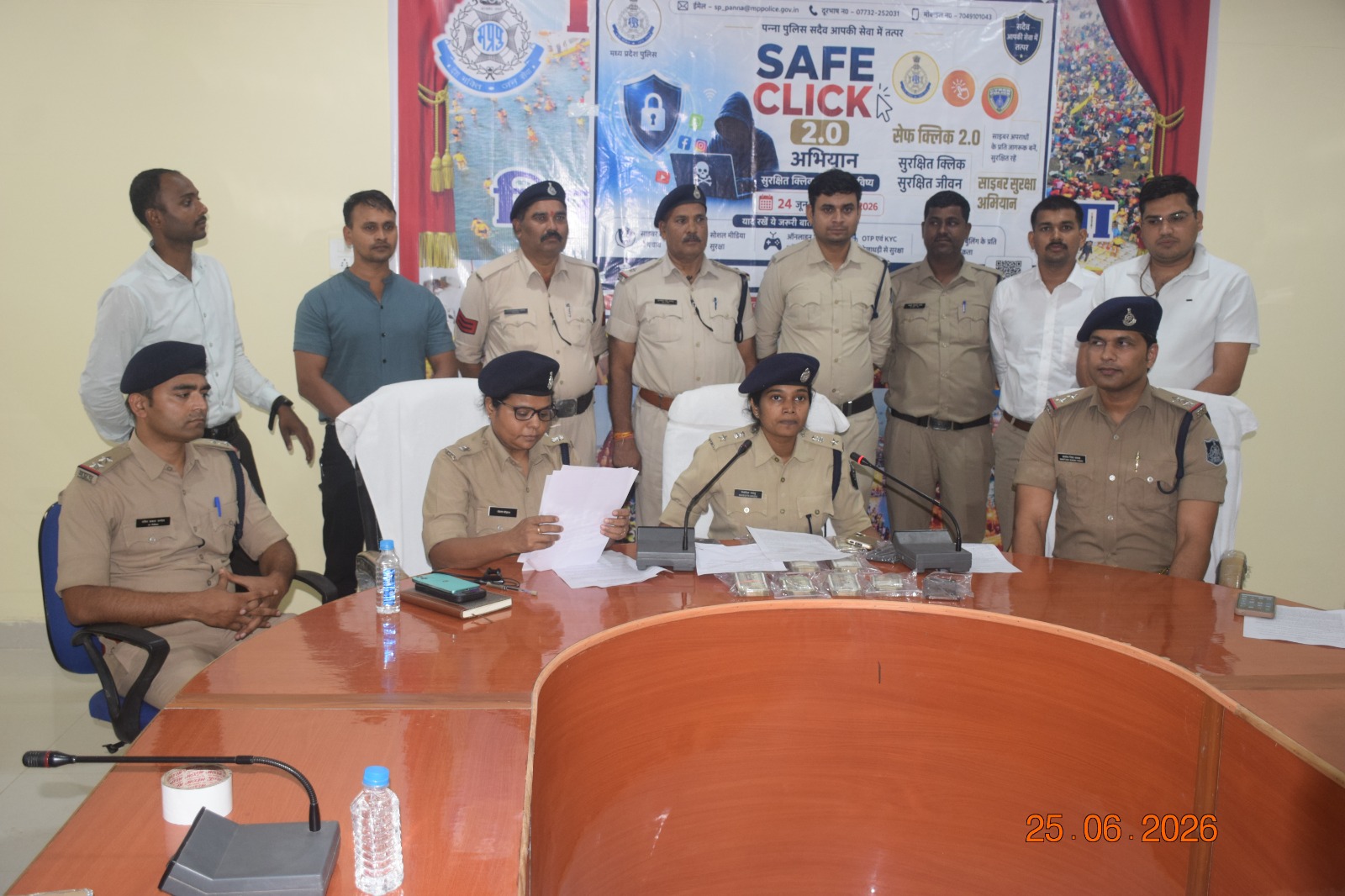 पन्ना पुलिस ने नारियल सप्लाई के नाम पर ठगी करने वाले साइबर गिरोह के दो सदस्यों को गिरफ्तार किया