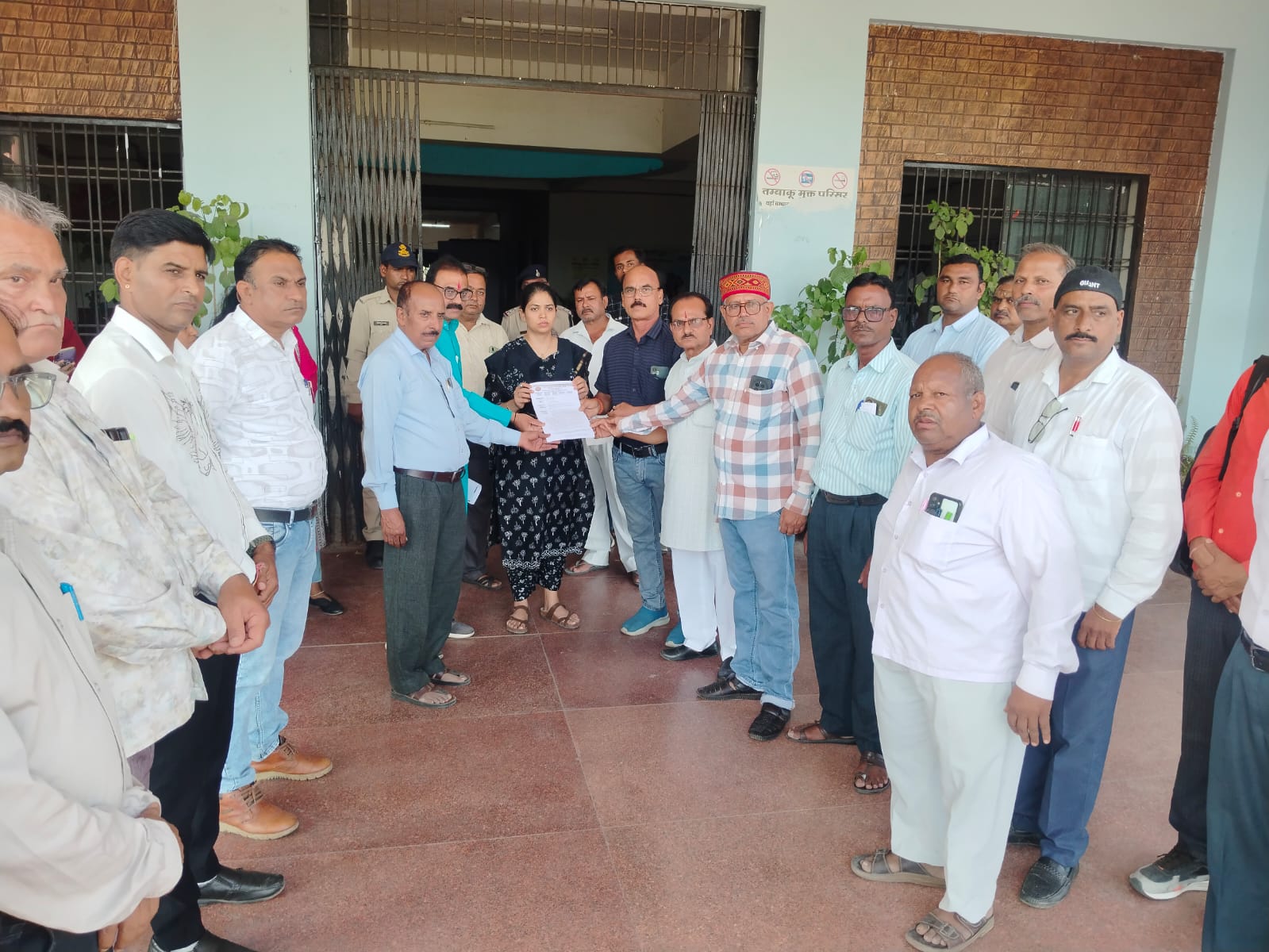 देवास में टीईटी परीक्षा से छूट की मांग को लेकर ज्ञापन सौंपते मध्य प्रदेश शिक्षक संघ के पदाधिकारी।