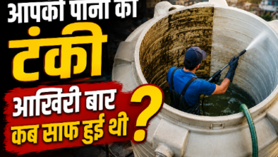 मानसून से पहले घर की पानी की टंकी की सफाई करते हुए कर्मचारी।