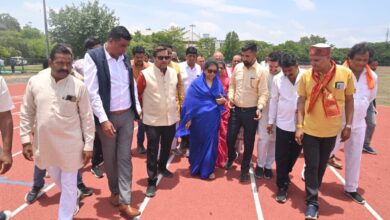 निर्माणाधीन सिंथेटिक एथलेटिक्स ट्रैक का विधायक गायत्री राजे पवार ने किया निरीक्षण