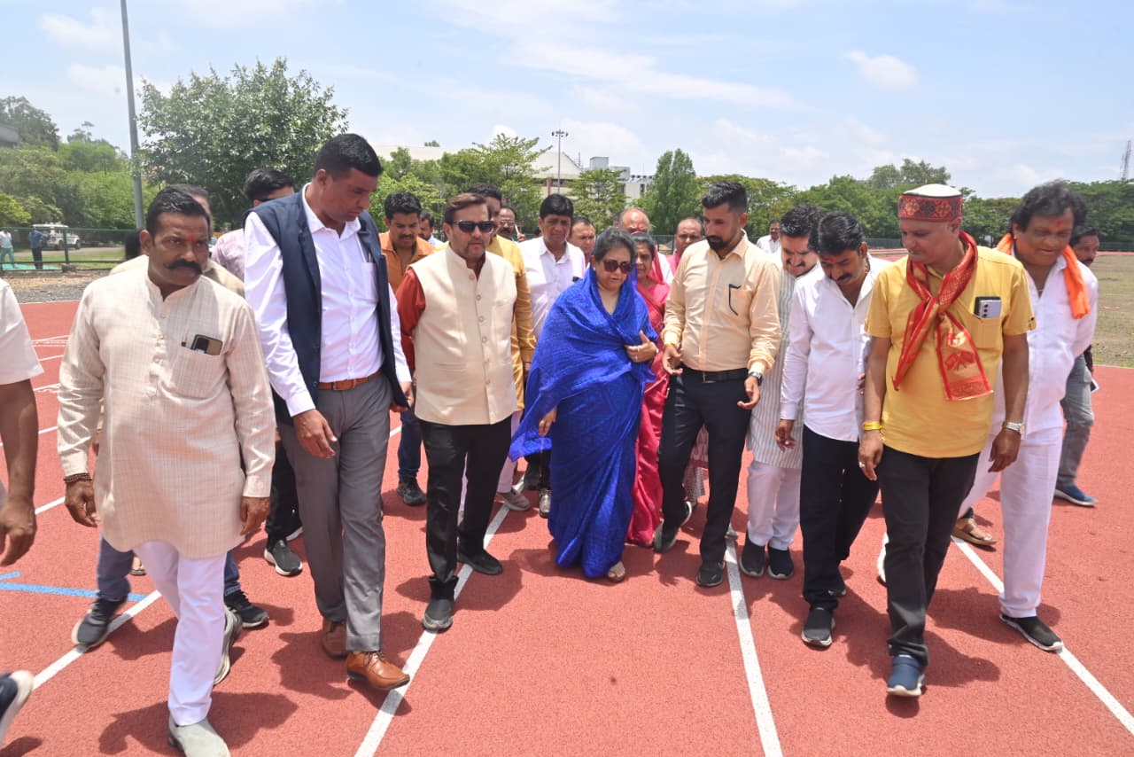 निर्माणाधीन सिंथेटिक एथलेटिक्स ट्रैक का विधायक गायत्री राजे पवार ने किया निरीक्षण