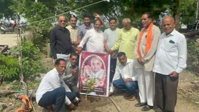 चापड़ा में स्व. कैलाश जोशी की जयंती पर पौधारोपण, भाजपा कार्यकर्ताओं ने किया स्मरण
