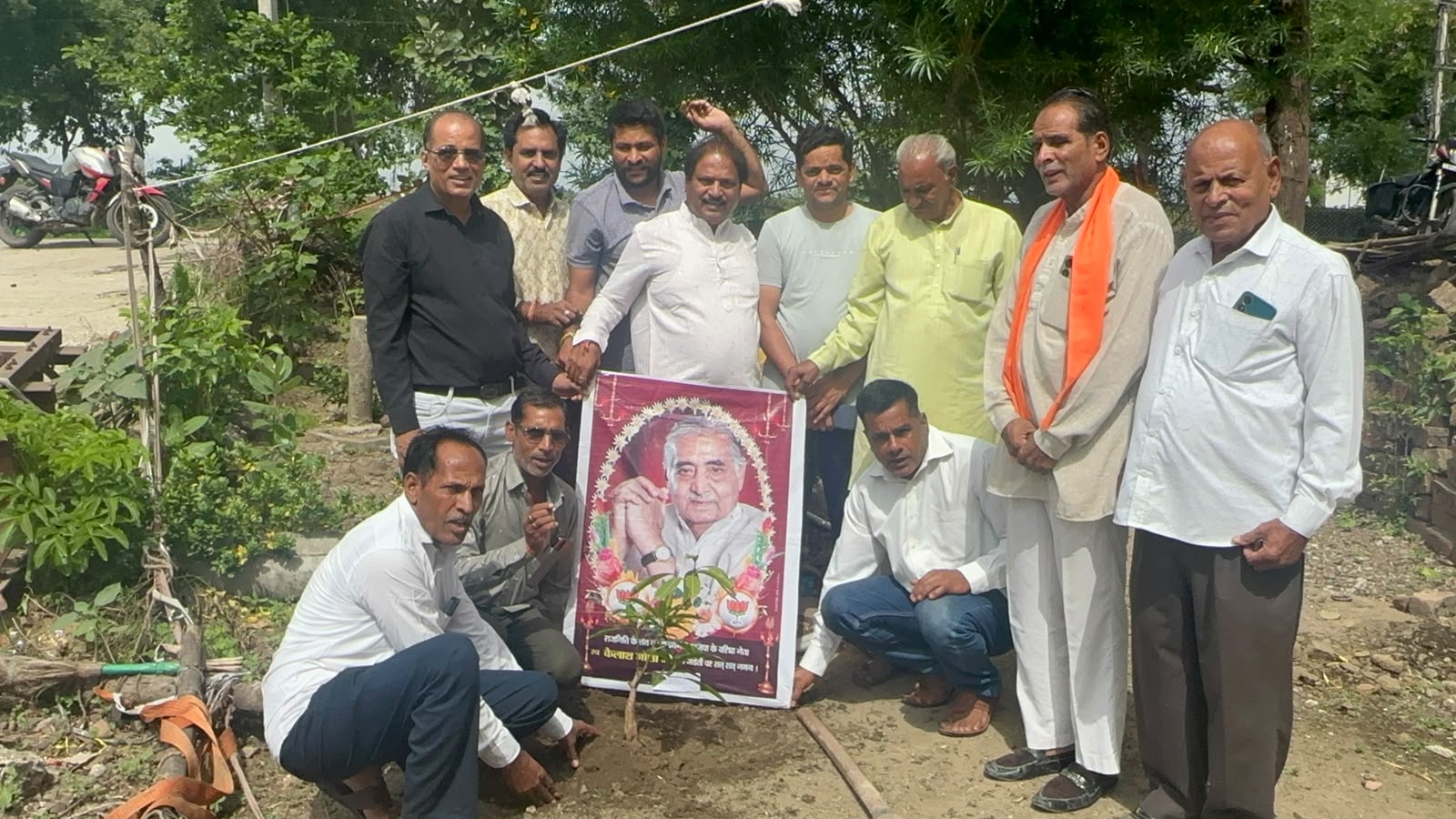 चापड़ा में स्व. कैलाश जोशी की जयंती पर पौधारोपण, भाजपा कार्यकर्ताओं ने किया स्मरण