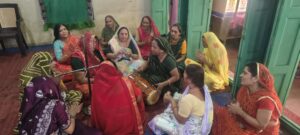 देवास के रामद्वारा में भजनों की प्रस्तुति देते हुए महिलाएं।