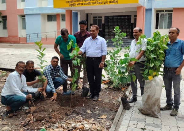 ek-ped-maa-ke-naam-plantation-dewas-hostel-2026.jpg
