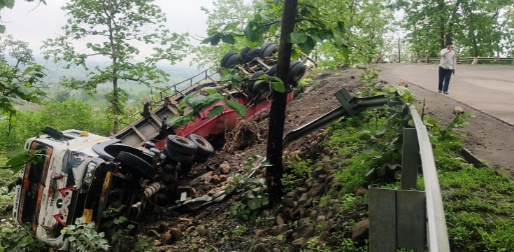बरझाई घाट के जलेबी मोड़ पर खाई में गिरा सीमेंट से भरा ट्राला