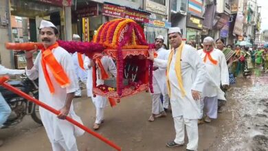 देवास में आषाढ़ी एकादशी पर महाराष्ट्र समाज द्वारा निकाली गई भगवान विठ्ठल पंढरीनाथ की दिंडी यात्रा में शामिल श्रद्धालु।