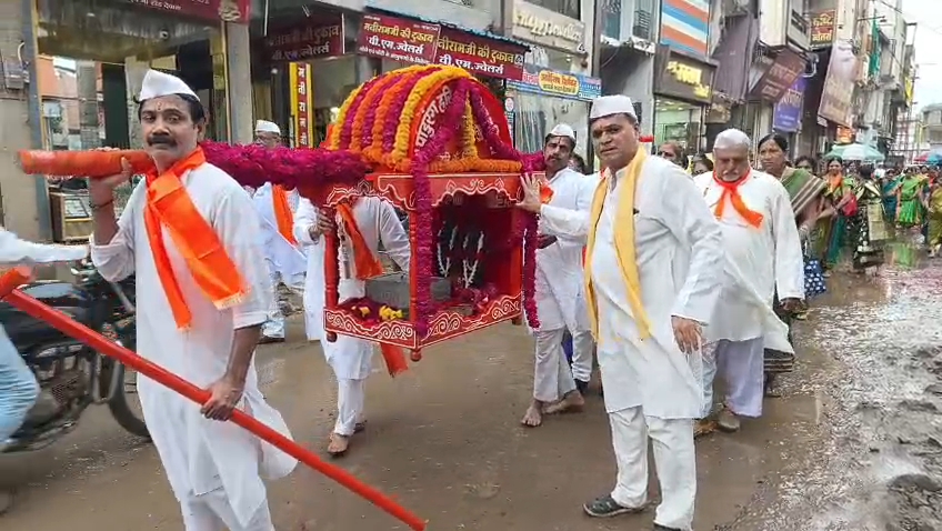 देवास में आषाढ़ी एकादशी पर महाराष्ट्र समाज द्वारा निकाली गई भगवान विठ्ठल पंढरीनाथ की दिंडी यात्रा में शामिल श्रद्धालु।