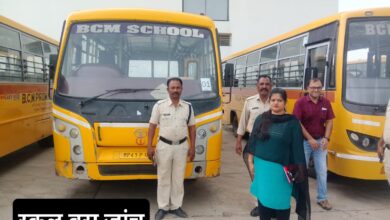 देवास में परिवहन विभाग के अधिकारी स्कूल बसों की जांच करते हुए।