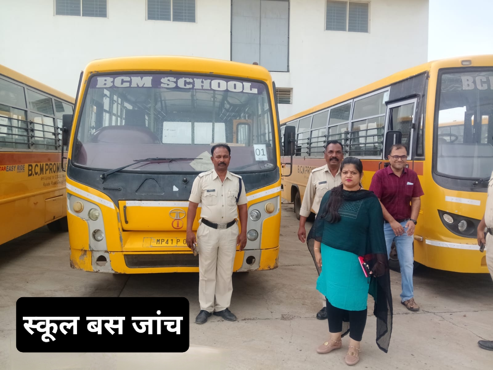 देवास में परिवहन विभाग के अधिकारी स्कूल बसों की जांच करते हुए।