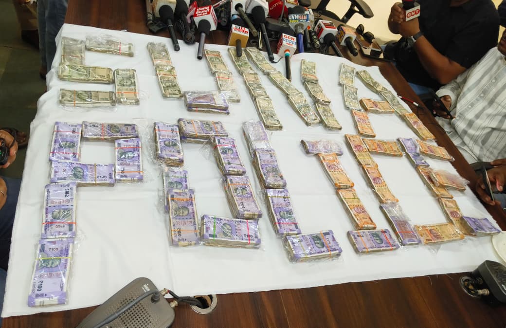 गुना पुलिस ने 17 लाख रुपए की लूट का 18 घंटे में खुलासा करते हुए चार आरोपियों को गिरफ्तार किया।