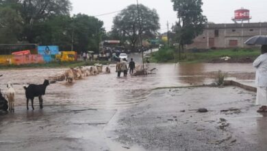 बेहरी नदी की पुलिया पर बहता पानी, जिससे आदिवासी गांवों का संपर्क टूट जाता है।