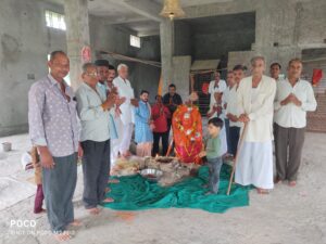 बेहरी में अच्छी वर्षा और किसानों की समृद्धि की कामना को लेकर खेड़ापति हनुमान मंदिर में विशेष पूजा-अर्चना करते ग्रामीण।