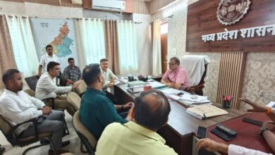 दतिया उपचुनाव की तैयारियों को लेकर पेट्रोल पंप संचालकों की बैठक लेते प्रशासनिक अधिकारी।