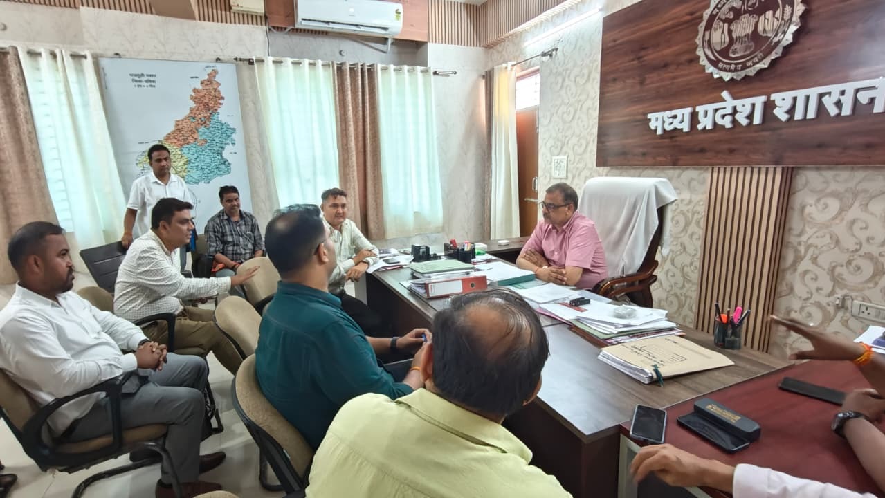 दतिया उपचुनाव की तैयारियों को लेकर पेट्रोल पंप संचालकों की बैठक लेते प्रशासनिक अधिकारी।