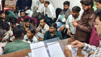 देवास डीईओ के कक्ष में धरना देते हुए एनएसयूआई कार्यकर्ता।