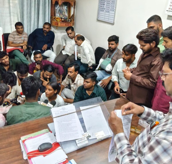 देवास डीईओ के कक्ष में धरना देते हुए एनएसयूआई कार्यकर्ता।