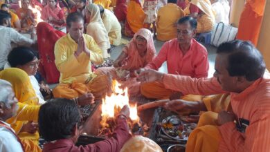 देवास के गायत्री शक्तिपीठ में गुरु पूर्णिमा पर आयोजित पंचकुण्डीय गायत्री महायज्ञ में शामिल श्रद्धालु।