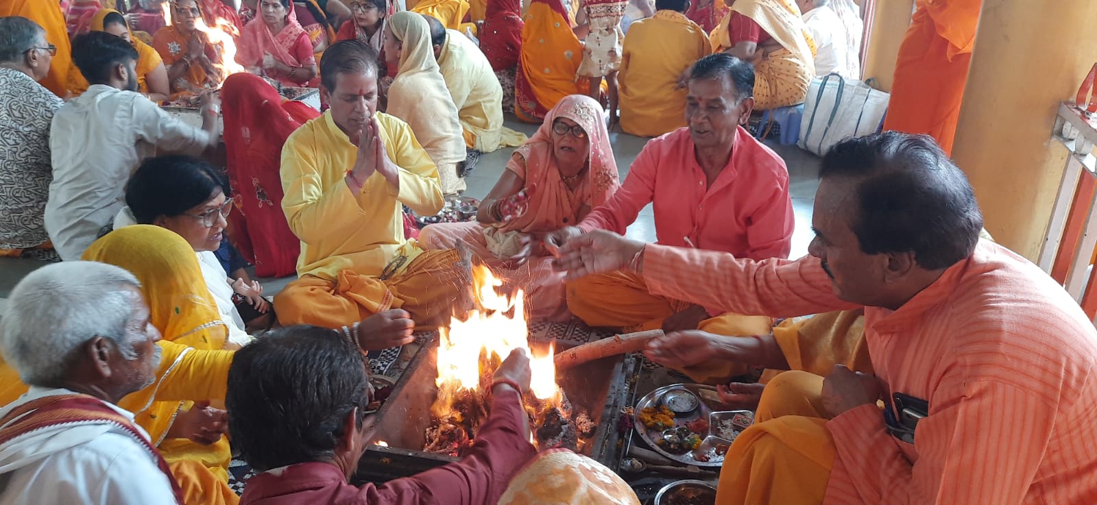 देवास के गायत्री शक्तिपीठ में गुरु पूर्णिमा पर आयोजित पंचकुण्डीय गायत्री महायज्ञ में शामिल श्रद्धालु।