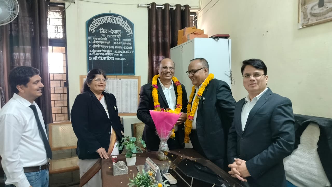 देवास न्यायालय में अभियोजन विभाग के तीन अधिकारियों को पदोन्नति मिली।