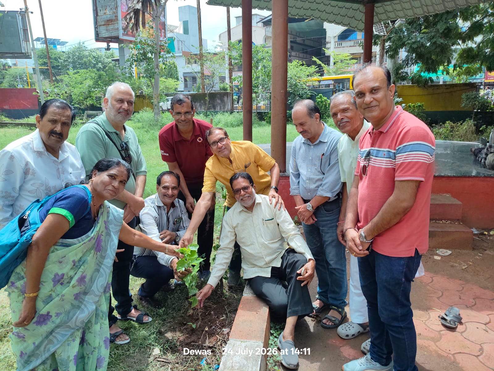 देवास में 'एक पेड़ मां के नाम' अभियान के तहत जन्मदिन पर पौधारोपण करते वरिष्ठ नागरिक संस्था के सदस्य।