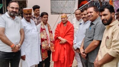 देवास के कैलादेवी मंदिर में महामंडलेश्वर शांति स्वरूपानंद महाराज नवनियुक्त एल्डरमैन दिनेश सांखला का सम्मान करते हुए।